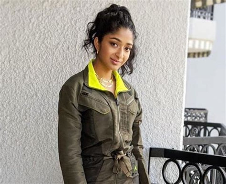 How tall is Maitreyi Ramakrishnan